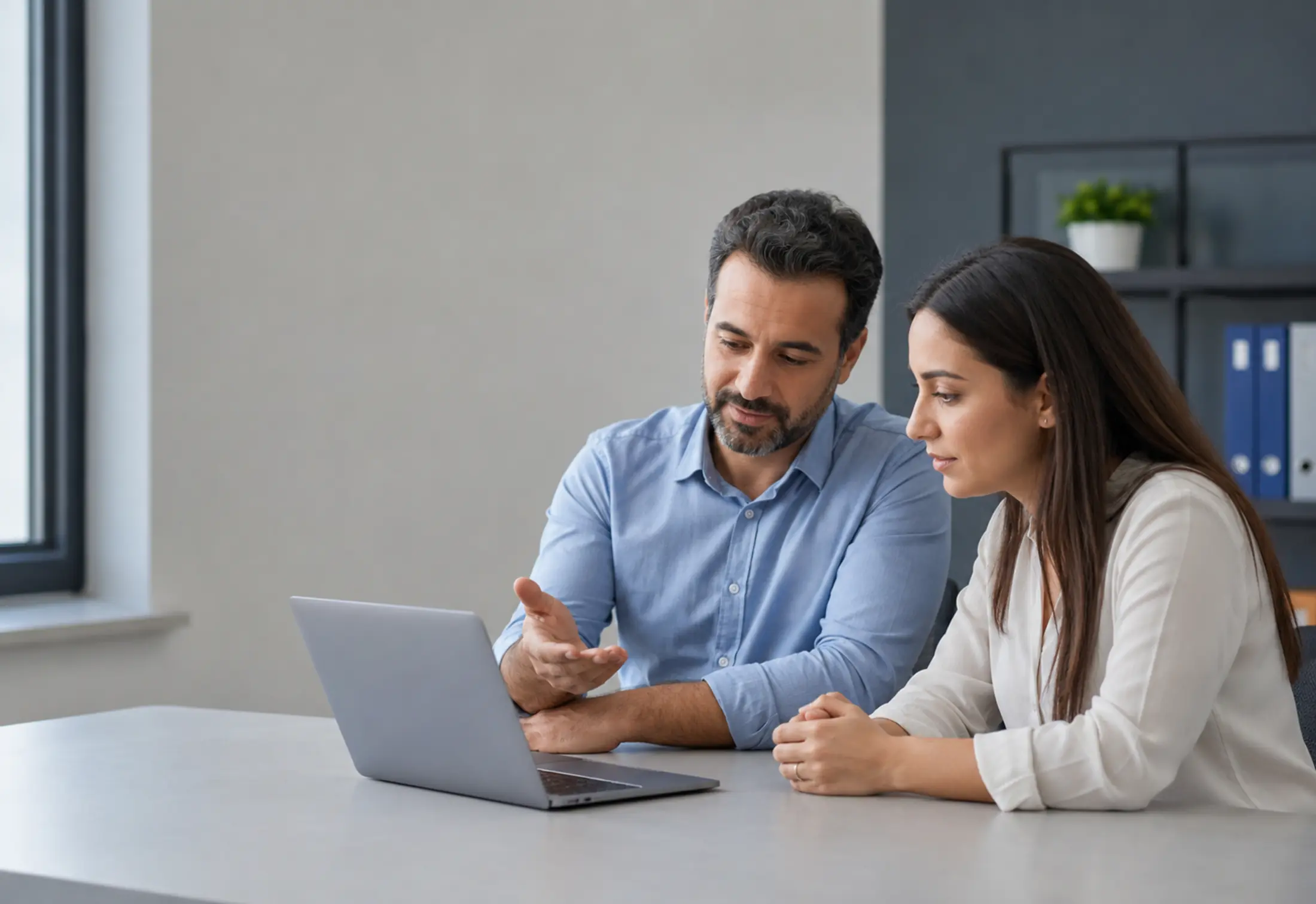 Danışman ve katılımcı bir eğitim programını birlikte inceliyor